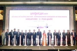 Party General Secretary To Lam (10th from left) and delegates attend the announcement ceremony of Singapore - Phu Quoc direct air route. (Photo: VNA)