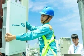 A 5G signal booster gets installed by military telecommunications group Viettel in Hanoi. (Photo: vnreview.vn)