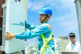 A 5G signal booster gets installed by military telecommunications group Viettel in Hanoi. (Photo: vnreview.vn)