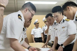 Officers from both sides discuss the joint drill plan (Photo: VNA)