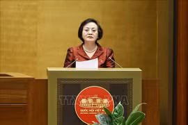 Minister of Home Affairs Pham Thi Thanh Tra, authorised by the Prime Minister, presents a report explaining, accepting and revising opinions on the draft Law on Cadres and Civil Servants (amended). (Photo: VNA)