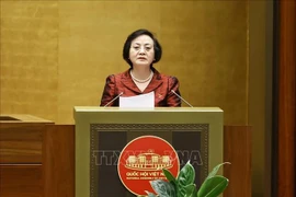 Minister of Home Affairs Pham Thi Thanh Tra, authorised by the Prime Minister, presents a report explaining, accepting and revising opinions on the draft Law on Cadres and Civil Servants (amended). (Photo: VNA)