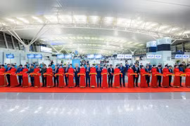 Delegates cut a ribbon to inaugurate the expanded Terminal T2 at Noi Bai International Airport in Hanoi on December 19, 2025. (Photo: VNA) 