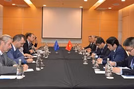 The meeting between National Assembly Vice Chairman Le Minh Hoan and Wouter Beke, chair of the European Parliament delegation at AIPA-46, in Kuala Lumpur on September 18. (Photo: VNA)
