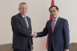 Deputy Prime Minister and Minister of Foreign Affairs Bui Thanh Son (R) shakes hands with Ambassador Heraldo Munoz, Special Envoy of the Chilean President for Ocean affairs, and former Minister of Foreign Affairs of Chile. (Photo: VNA)