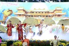 A performance at the meeting with over 1,000 overseas Vietnamese in Ho Chi Minh City on February 6 evening to celebrate the upcoming Lunar New Year (Tet). (Photo: VNA)