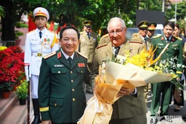 General Trinh Van Quyet (L), Chairman of the General Department of Politics of the Vietnam People’s Army welcomes Minister of the Revolutionary Armed Forces of Cuba Corps General Álvaro López Miera in Hanoi on September 3. (Photo: qdnd.vn)