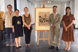 Vietnamese Ambassador to France Trinh Duc Hai stands next to the original version of “Vive la Paix” (Long Live Peace), a painting created by Spanish artist Pablo Picasso to celebrate the signing of the 1954 Geneva Accords that ended hostilities in Indochina. (Photo: VNA)