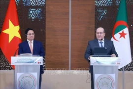 Visiting Vietnamese Prime Minister Pham Minh Chinh (L) and his Algerian counterpart Sifi Ghrieb at the joint press conference in Algiers on November 19 (local time). (Photo: VNA)