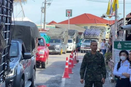 Cargo trucks wait at a border crossing in Trat province bordering Cambodia. (Photo: bangkokpost.com)