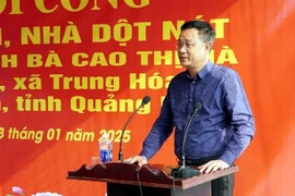 Party Committee Secretary Le Ngoc Quang speaks at the ground-breaking ceremony of the house for Cao Thi Ha in Trung Hoa commune, Minh Hoa district (Photo: VNA)