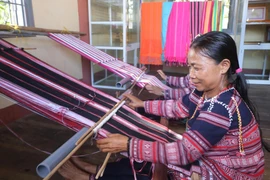 Ba Na women weaving traditional brocade (Photo: VNA)
