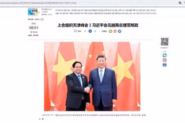 A Xinhua News Agency article reports on the meeting between Chinese President Xi Jinping and Vietnamese Prime Minister Pham Minh Chinh on August 31. (Photo: VNA)