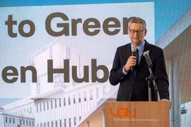 The German Agency for International Cooperation (GIZ)'s Managing Director Thorsten Schäfer-Gümbel speaks at the working session with the Vietnamese-German University. (Photo: VNA)