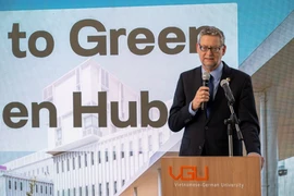 The German Agency for International Cooperation (GIZ)'s Managing Director Thorsten Schäfer-Gümbel speaks at the working session with the Vietnamese-German University. (Photo: VNA)