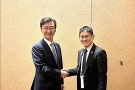 Lee Tae-woo, ambassador for international cyber affairs (L) and Chua Kuan Seah, deputy chief executive for development at Singapore's Cyber Security Agency (Photo: Yonhap)
