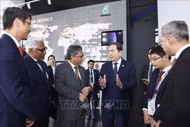 National Assembly Chairman Tran Thanh Man meets with leaders of Malaysia's national oil and gas company Petronas. (Photo: VNA)