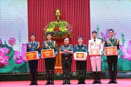 Deputy Minister of National Defence Sen. Lt. Gen. Hoang Xuan Chien (third, left) presents gifts to the VPA's servicemen who will join a parade in Moscow’s iconic Red Square to mark the 80th anniversary of Russia’s victory in the Great Patriotic War (May 9). (Photo: VNA)