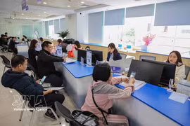 Citizens come to have administrative procedures processed at the Tay Ho branch of the Public Service Centre. (Photo: VNA) 