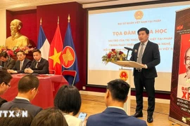Tran Manh Hung, Counsellor for Science and Technology of Vietnam in France, acknowledges the thoughtful and constructive views shared by Vietnamese intellectuals in France at the seminar. (Photo: VNA)