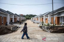 File photo. A woman walks in a newly built subsidized housing complex in Kendal, Central Java, April 28, 2025. (Photo: ANTARA)