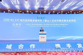 Wu Weihua, vice chairman of the Standing Committee of the 14th National People's Congress of China, speaks at the forum. (Photo: VNA)
