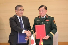 Sen. Lieut. Gen. Hoang Xuan Chien (R), Politburo member, member of the Standing Board of the Central Military Commission, and Deputy Minister of National Defence of Vietnam, and Kano Koji, Japan’s Vice Minister of Defence, at the 11th Vietnam-Japan defence policy dialogue in Fukuoka on February 10 (Photo: VNA)