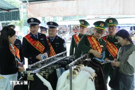 Vietnamese, Chinese border guards disseminate laws in Lang Son's Tan Thanh market (Photo: VNA)