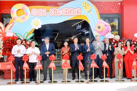 Delegates cut the ribbon to inaugurate the GO! Hung Yen shopping centre. (Photo: VNA)