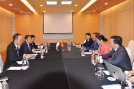 The meeting between Chairman of the Vietnamese National Assembly’s Committee for Economic and Financial Affairs Phan Van Mai (third, right) and Mardani Ali Sera, head of the Indonesian delegation and Chair of the House of Representatives' Inter-Parliamentary Cooperation Body (BKSAP) takes place on the sidelines of the 46th General Assembly of the ASEAN Inter-Parliamentary Assembly (AIPA-46) in Kuala Lumpur, Malaysia. (Photo: daibieunhandan.vn)