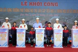 Permanent Deputy PM Nguyen Hoa Binh and officials at the groundbreaking of the Son Kim 1 Primary and Junior Secondary Boarding School in Ha Tinh province on November 9, 2025. (Photo: VNA)