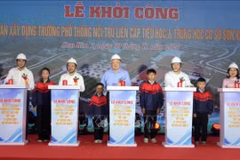 Permanent Deputy PM Nguyen Hoa Binh and officials at the groundbreaking of the Son Kim 1 Primary and Junior Secondary Boarding School in Ha Tinh province on November 9, 2025. (Photo: VNA)