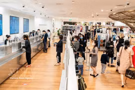 Shopping malls serve as both shopping and entertainment venues for many families on weekends. (Photo: VNA)
