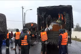 Army officers gather food for Dak Lak residents (Photo: VNA)