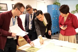 Vietnam-relating documents at the UN Archives and Records Management Section are showed to the Vietnamese delegation. (Photo: VNA)