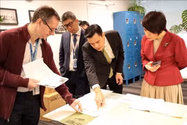 Vietnam-relating documents at the UN Archives and Records Management Section are showed to the Vietnamese delegation. (Photo: VNA)