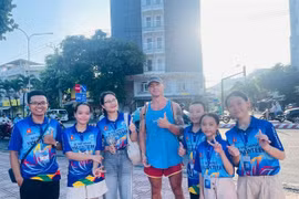 Young volunteers in Nha Trang City are promoting local tourism destinations and assisting foreign visitors. (Photo: VNA)