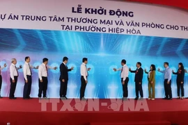 Delegates at the ceremony to kick off the construction of an office leasing and commercial centre in Hiep Hoa ward, Bien Hoa city, Dong Nai province. (Photo: VNA)