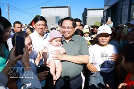 Prime Minister Pham Minh Chinh visits and extends New Year greetings to residents in the Quang Duc resettlement area, Tuy An Nam commune, Dak Lak province, on March 1. (Photo: VNA)