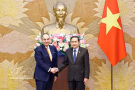 National Assembly Chairman Tran Thanh Man (right) receives First Vice President of the Hellenic Parliament Ioannis Plakiotakis in Hanoi on March 2. (Photo: VNA)