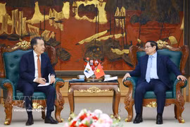 Prime Minister Pham Minh Chinh (R) and visiting Chairman of the Board of the Eurasian Economic Commission (EEC) Bakytzhan Sagintayev at their meeting in Hanoi on March 2. (Photo: VNA)