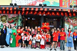 Students from the Vietnamese language school Cay Tre (Bamboo) attend the Mid-Autumn programme at World Expo 2025 in Osaka, Japan. (Photo: VNA)