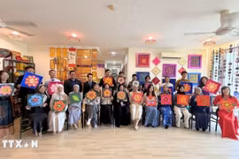 UBD students decorate traditional Vietnamese and Bruneian motifs during a cultural exchange (Photo: VNA)