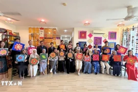 UBD students decorate traditional Vietnamese and Bruneian motifs during a cultural exchange (Photo: VNA)