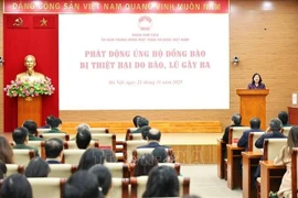 At the November 21 launch of the Vietnam Fatherland Front's fundraising campaign to support people affected by recent storms and floods in central and south central provinces and cities. (Photo: VNA)
