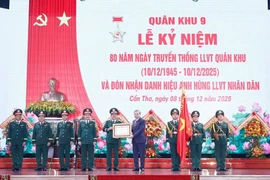 Party General Secretary To Lam (fourth, right) presents the “Hero of the People’s Armed Forces” title to the Military Region 9 armed forces in recognition of its significant contributions to the revolutionary cause of the Party, State, and people. (Photo: VNA)