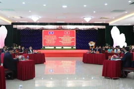 At the meeting between the Dien Bien Party Committee’s Commission for Information, Education and Mass Mobilisation and the propaganda information and training commissions of the Party committees of the Lao provinces of Phongsaly, Oudomxay and Luang Prabang, held in Vietnam's northwestern mountainous province on December 17. (Photo: dienbientv.vn)
