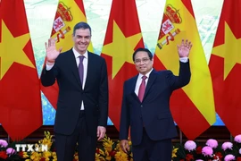 Prime Minister Pham Minh Chinh (R) and his Spanish counterpart Pedro Sánchez. (Photo: VNA)