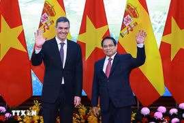 Prime Minister Pham Minh Chinh (R) and his Spanish counterpart Pedro Sánchez. (Photo: VNA)