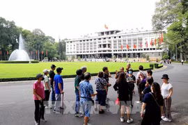 International travelers visit the Independence Palace, a popular historical site in Ho Chi Minh City. (Photo: VNA)